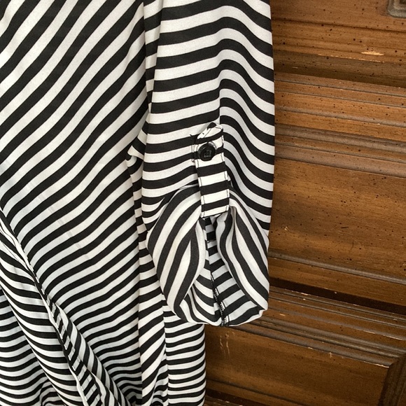 Soho New York & Company Black and White Drapey Blouse Size Medium - Picture 6 of 9
